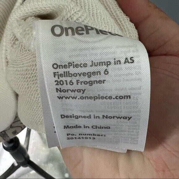 NWOT One Piece black and white Fashion misfits Crewneck long sleeve sweatshirt - Picture 11 of 12